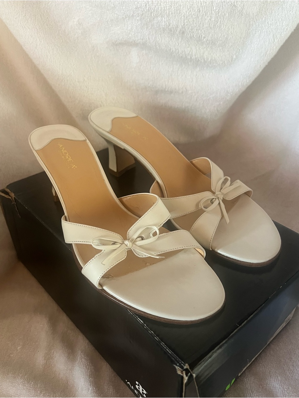 Y2K Andrea Collection White Bow Heeled Slide Sandals Women’s Size 8 Mule Heels M